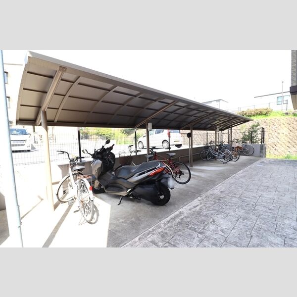 現地周辺 (駐輪場)