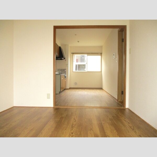 居室・リビング (洋室からDK)