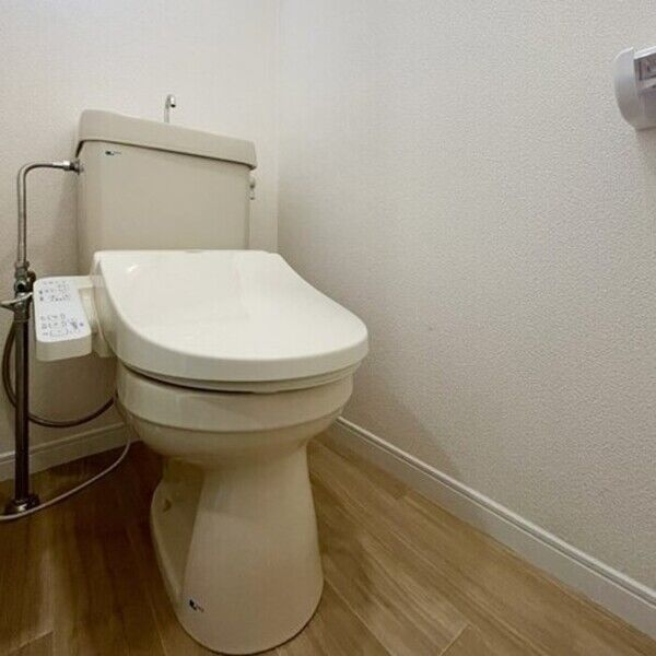 トイレ (トイレ)