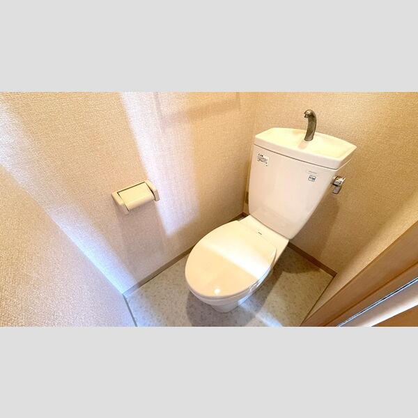 トイレ (トイレ)