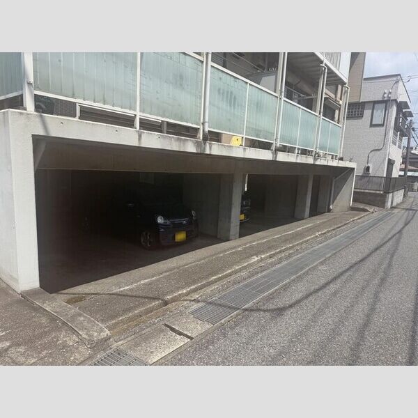 駐車場 (半地下駐車場)