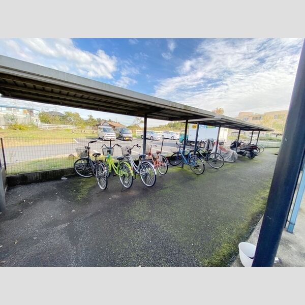 現地周辺 (駐輪場)