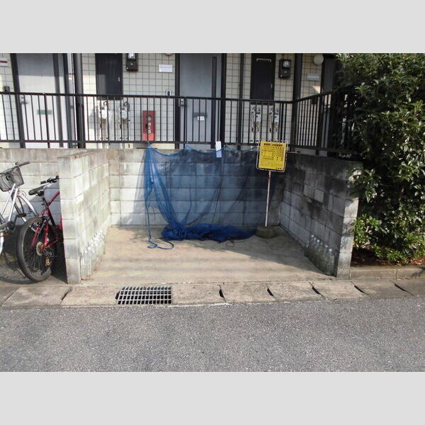 現地周辺 (ごみ置き場)