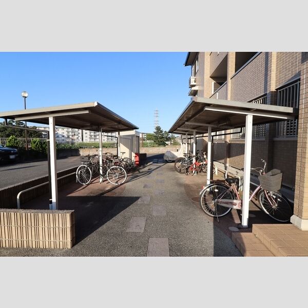 現地周辺 (駐輪場)