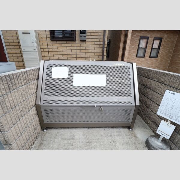 現地周辺 (ゴミストッカー)