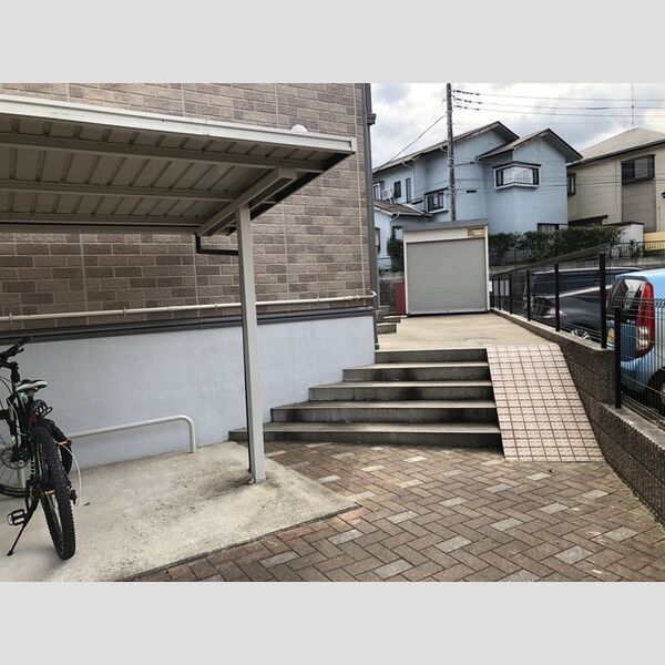 現地周辺 (駐輪場)