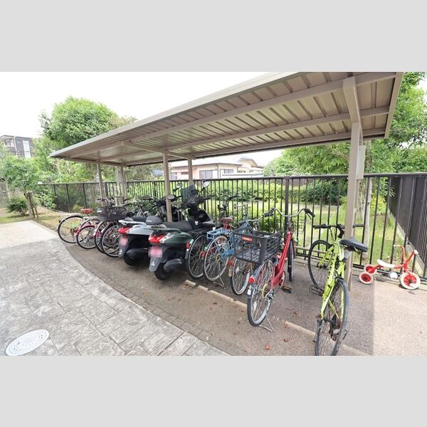 現地周辺 (駐輪場)