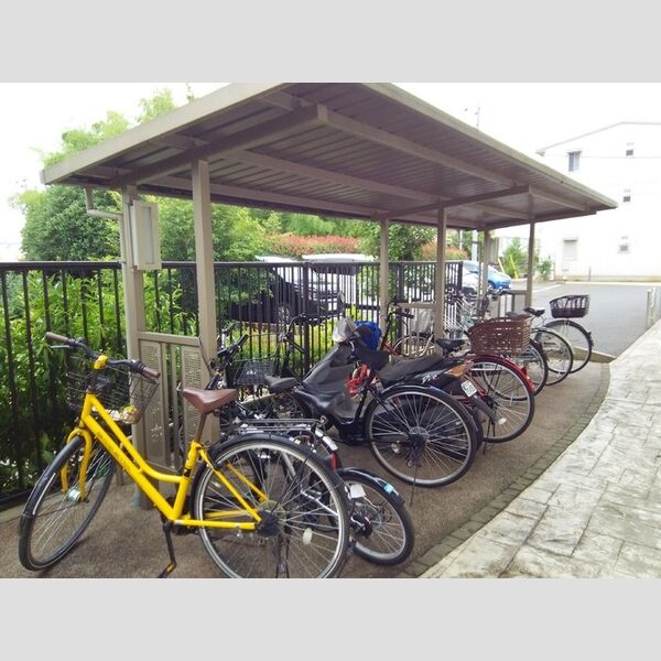 現地周辺 (駐輪場)