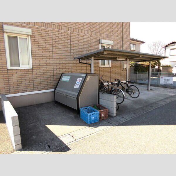 現地周辺 (ゴミストッカー・駐輪場)