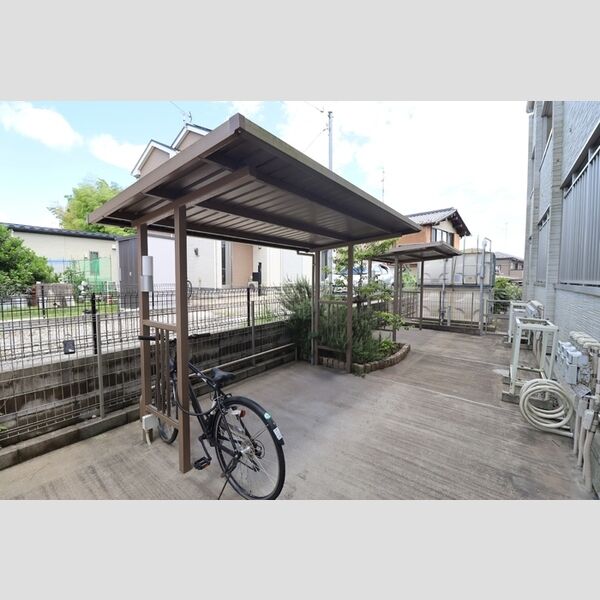 現地周辺 (駐輪場)