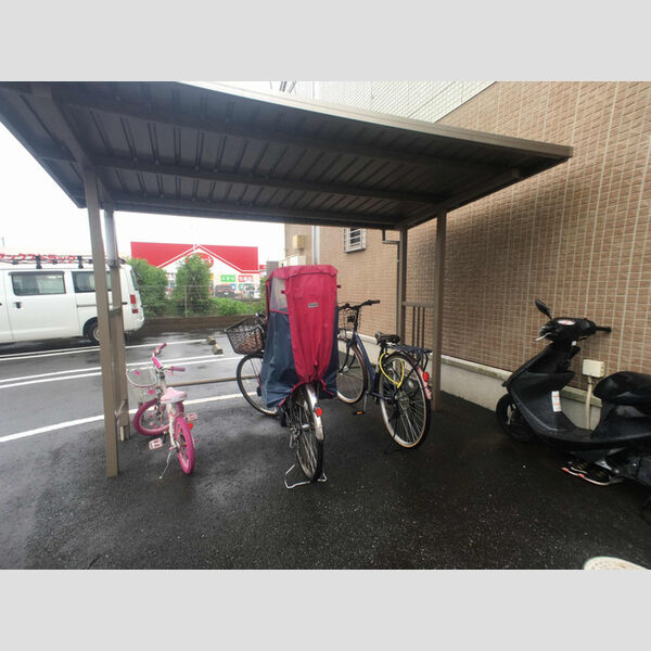 現地周辺 (駐輪場)