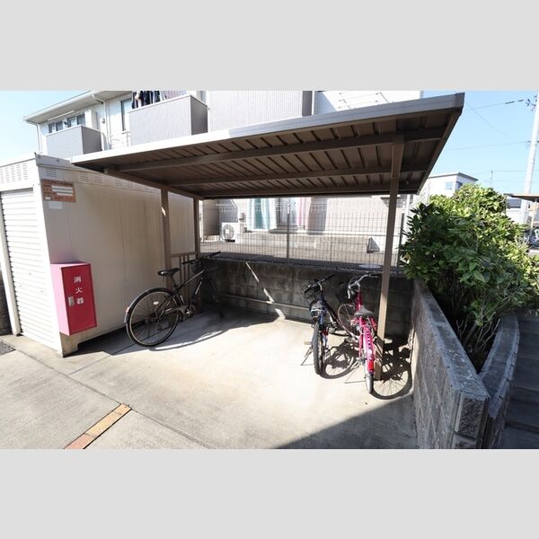 現地周辺 (駐輪場)