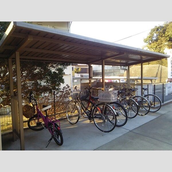 現地周辺 (駐輪場)