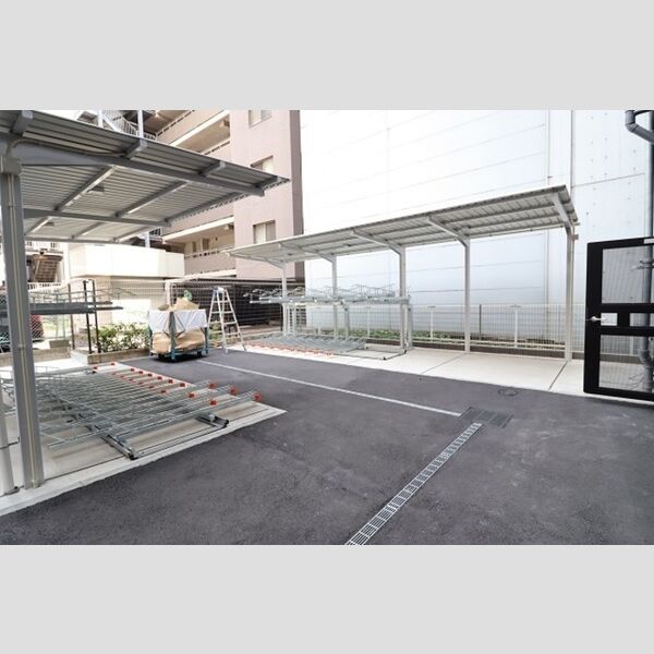 現地周辺 (駐輪場)