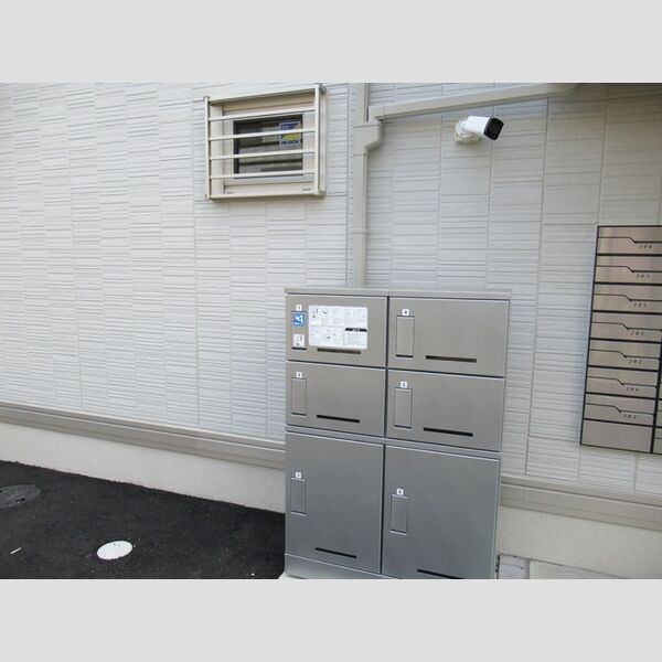 エントランス (防犯カメラ・宅配ボックス)