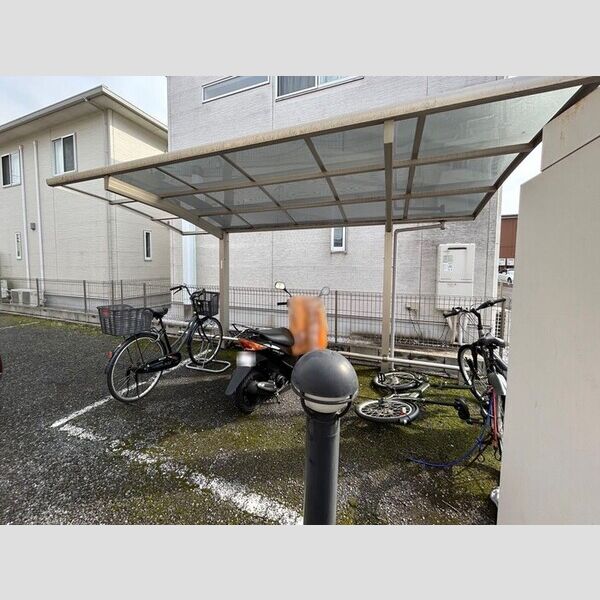 現地周辺 (駐輪場)