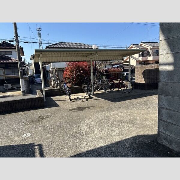 現地周辺 (駐輪場)