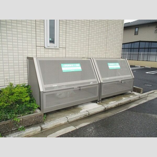 現地周辺 (敷地内ゴミ集積所)