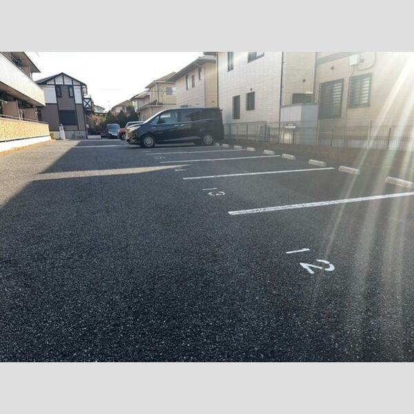 現地周辺 (バルコニー側駐車場)