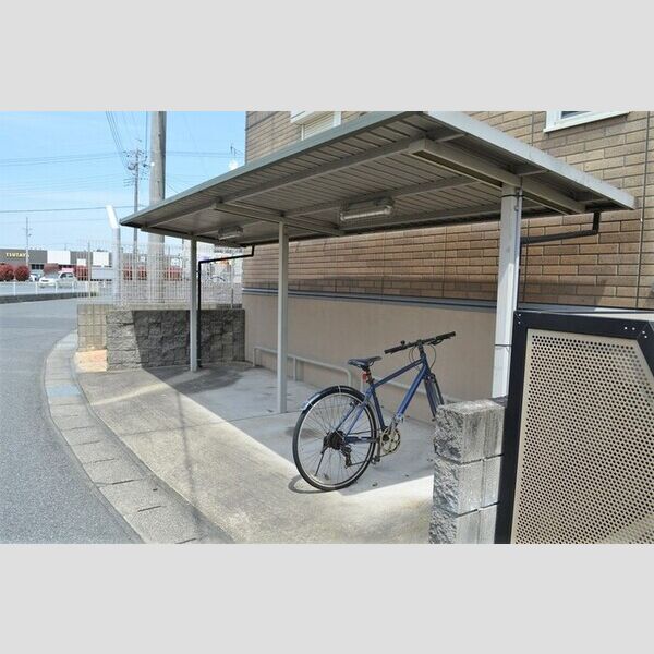 現地周辺 (駐輪場)