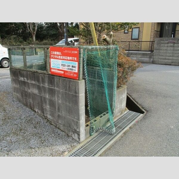 現地周辺 (ごみ置き場)