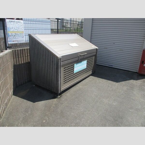 現地周辺 (ゴミストッカー)