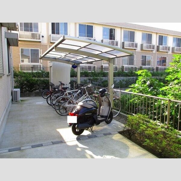 現地周辺 (駐輪場)