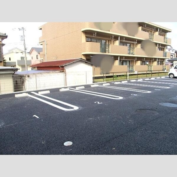 駐車場 (前向き駐車になります)