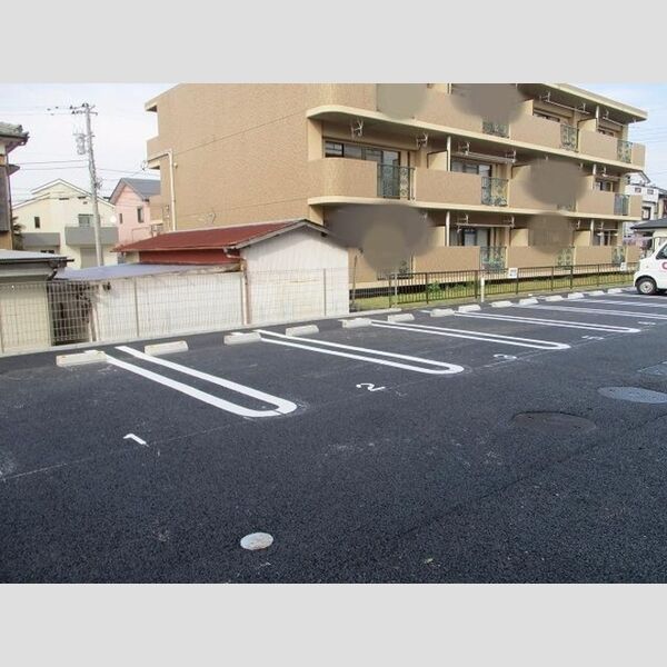 駐車場 (前向き駐車でお願いします)