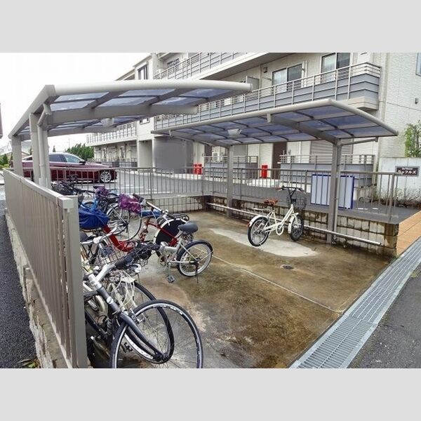 現地周辺 (駐輪場)