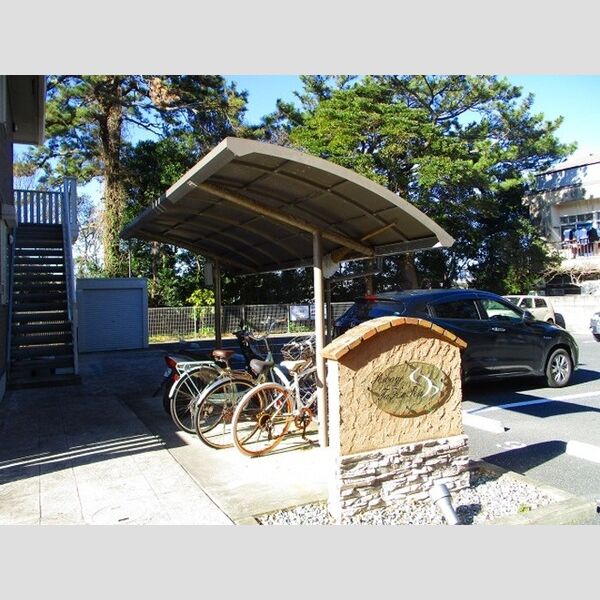 現地周辺 (駐輪場)