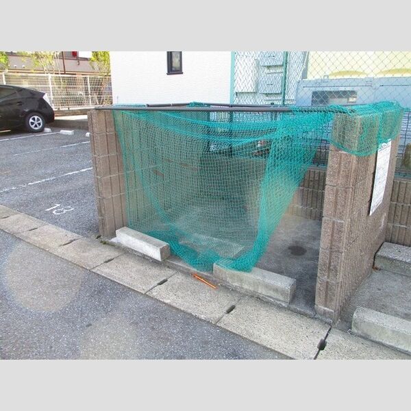 現地周辺 (ゴミ置き場)