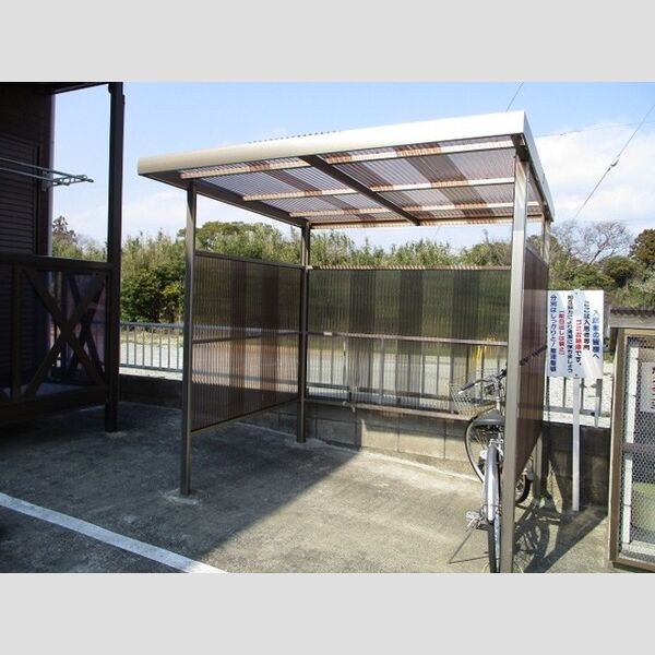 現地周辺 (駐輪場)