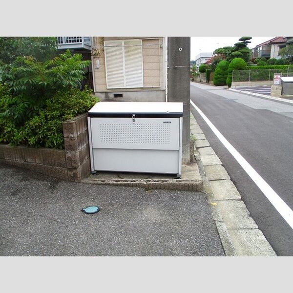 現地周辺 (ゴミストッカー)