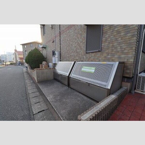 現地周辺 (ゴミストッカー)