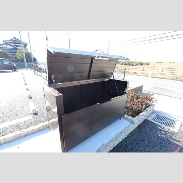 現地周辺 (ごみ置き場)