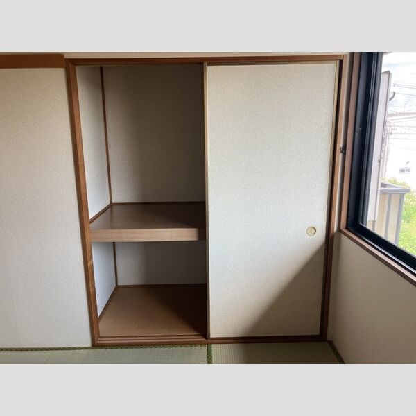 収納 (押入)
