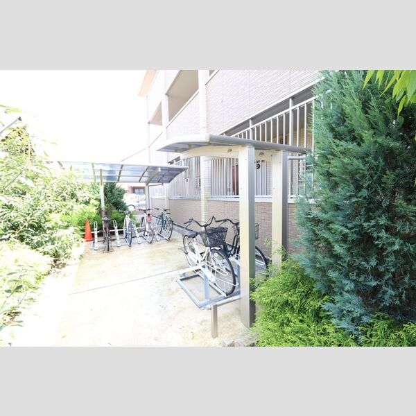 現地周辺 (駐輪場)