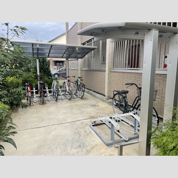 現地周辺 (駐輪場)