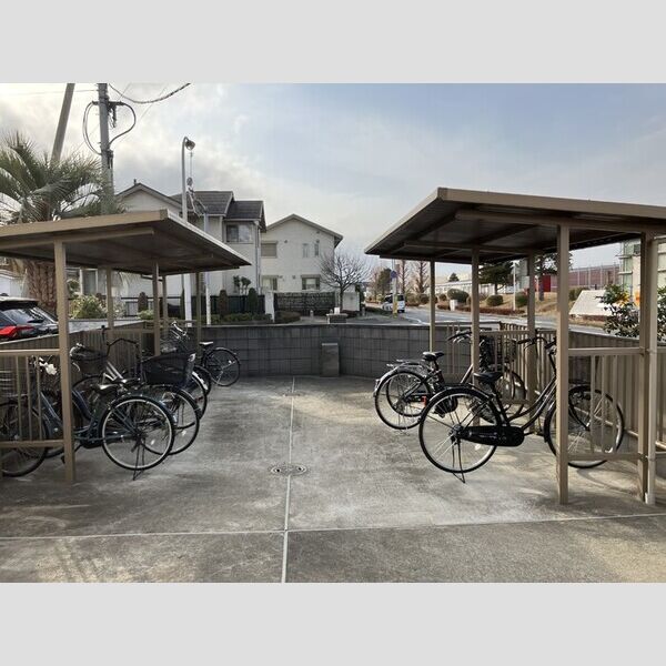 現地周辺 (駐輪場)