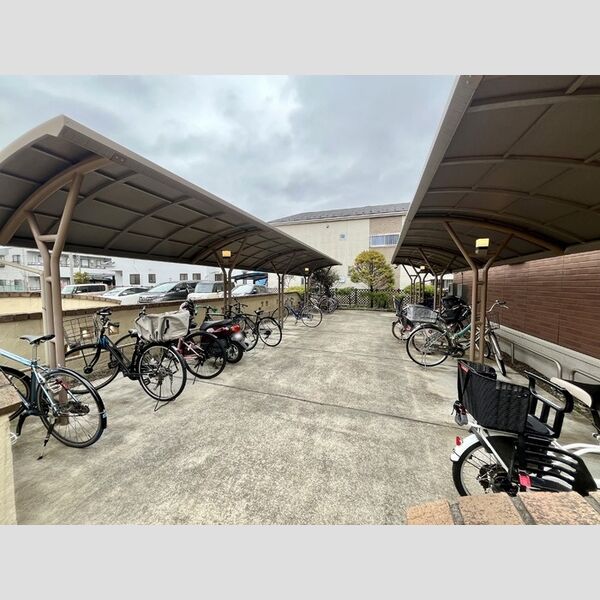 現地周辺 (駐輪場)