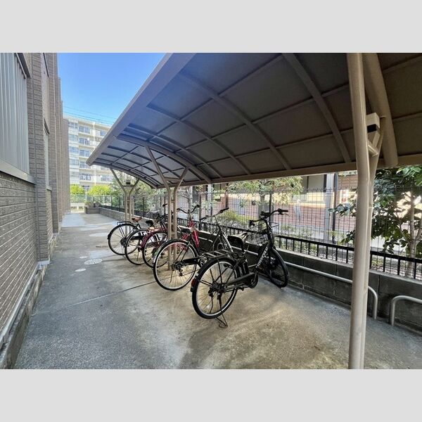 現地周辺 (駐輪場)