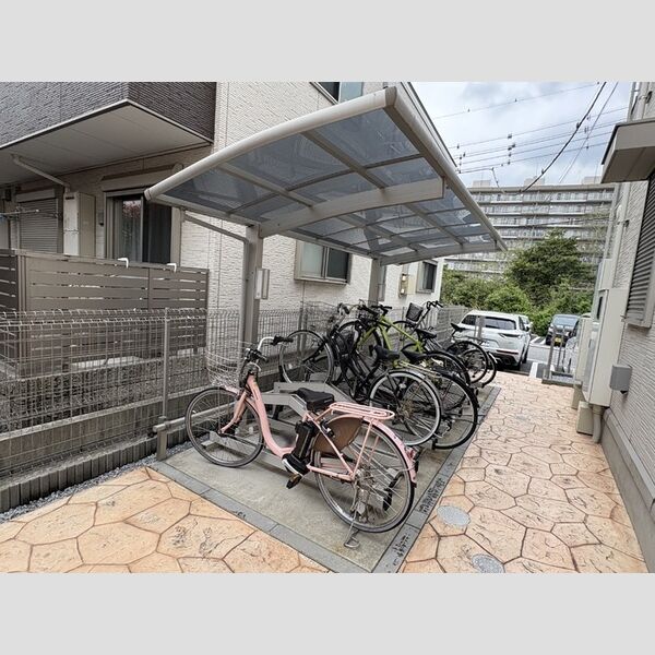 現地周辺 (駐輪場)