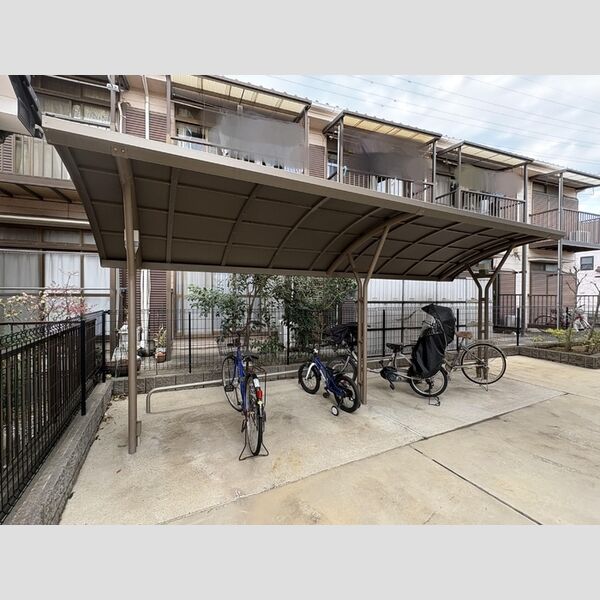 現地周辺 (駐輪場)