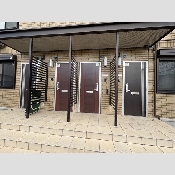 現地周辺 (玄関前)