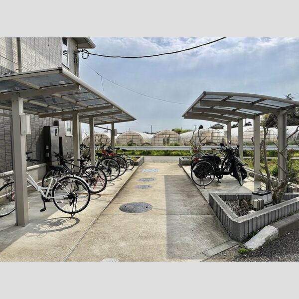 現地周辺 (駐輪場)