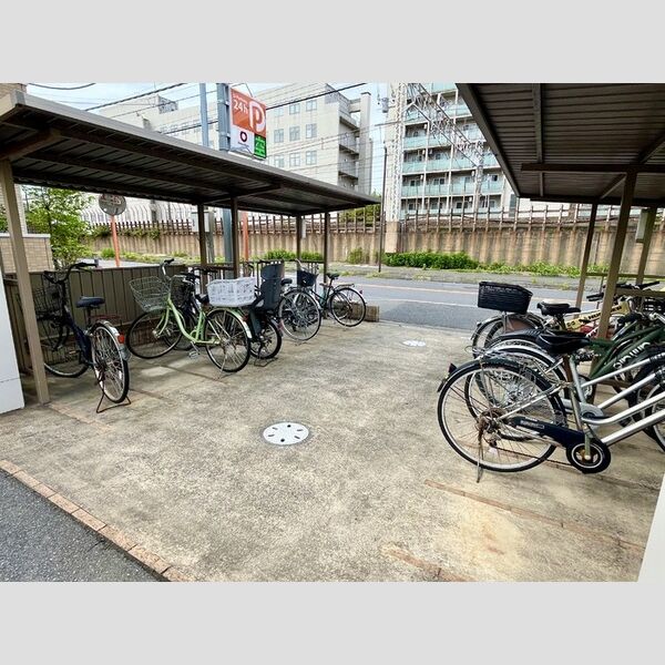 現地周辺 (駐輪場)