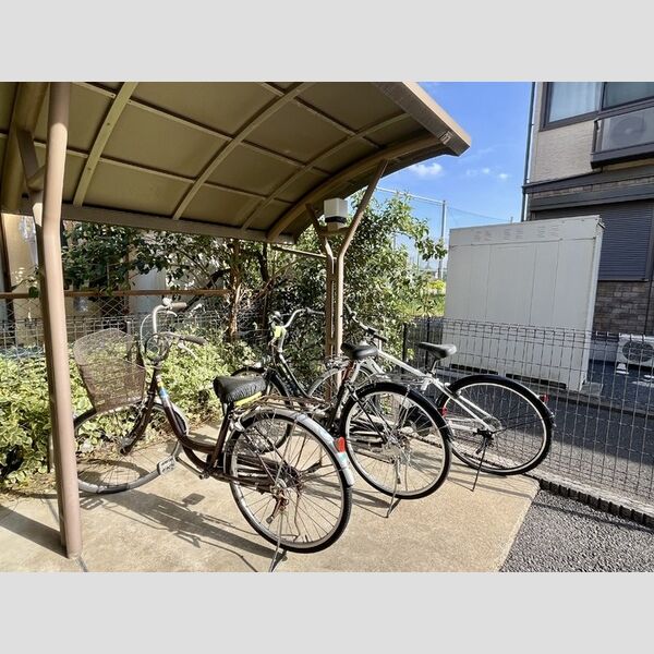 現地周辺 (駐輪場)