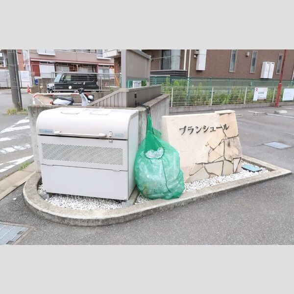 現地周辺 (ゴミ置き場)