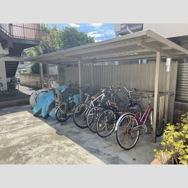 現地周辺 (駐輪場)